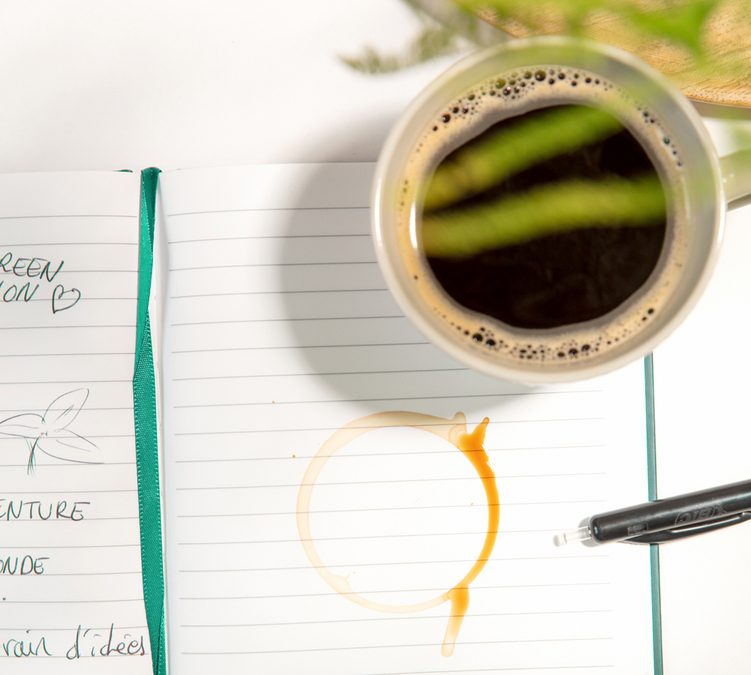 tasse de cafe filtre avec trace symbolisant l impact carbone reduit du cafe green lion coffee bresil alisios