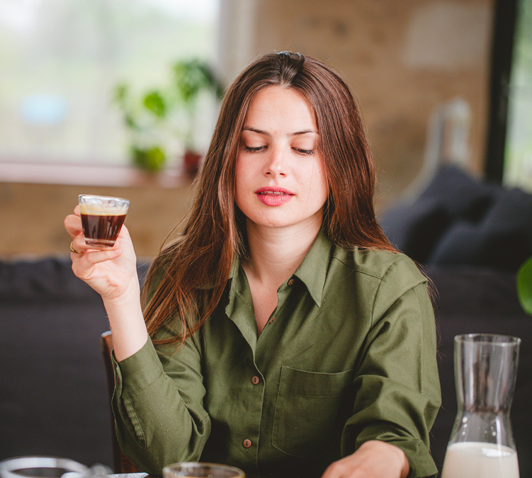 cafe en grain fraichement torrefie avec verres a espresso maxicoffee