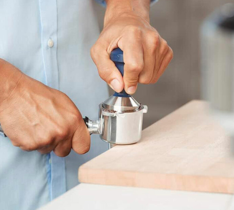 De'Longhi tamper en bois bleu et base en inox 51 mm