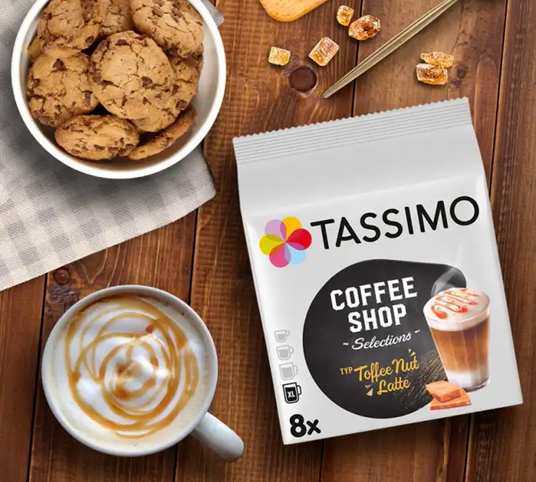 paquet de dosettes tassimo coffee shop toffee nut latte avec une boisson gourmande de 280 ml et un encas sucre a côte