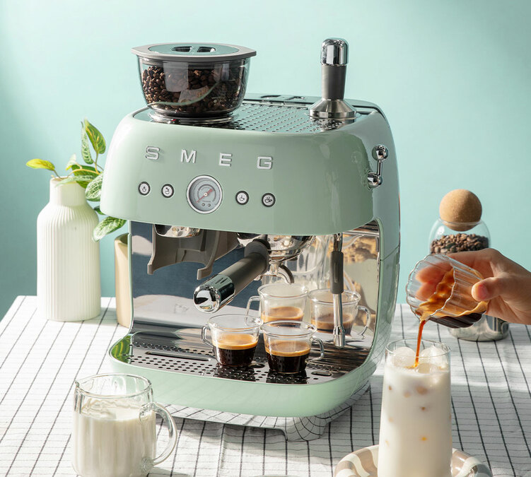 machine à café expresso SMEG EGF03PGEU vert d'eau années 50