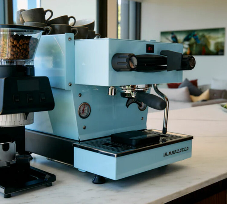 La Marzocco Linea Mini bleue machine expresso haut de gamme