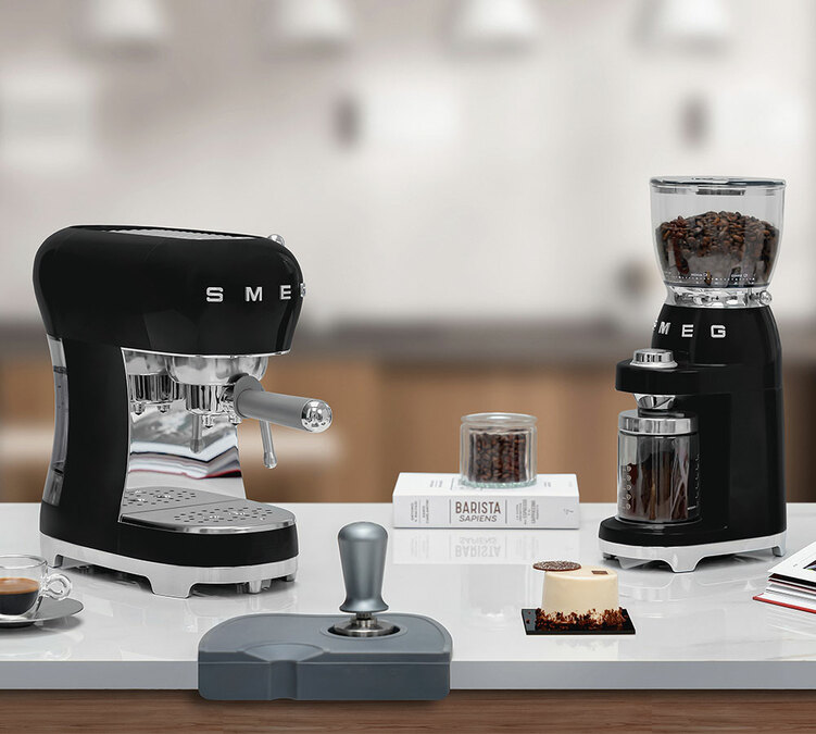 Machine à café expresso SMEG NOIRE ECF02BLEU Années 50