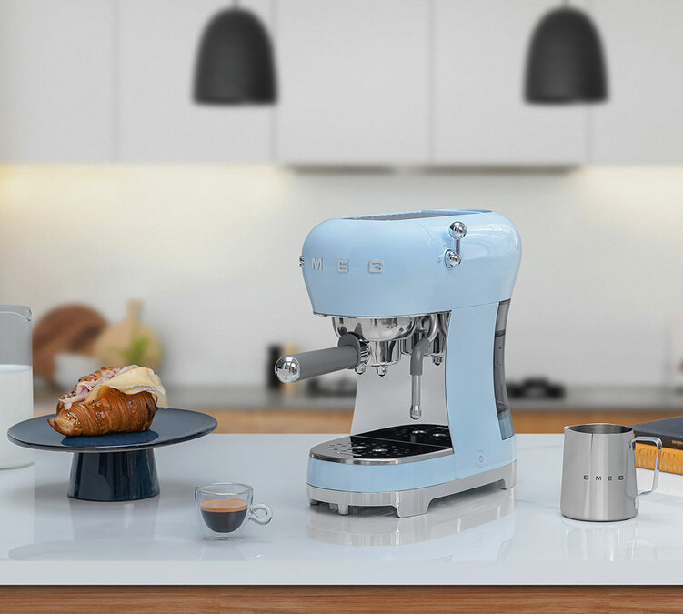 Machine à café expresso SMEG bleu azur ECF02PBEU Années 50