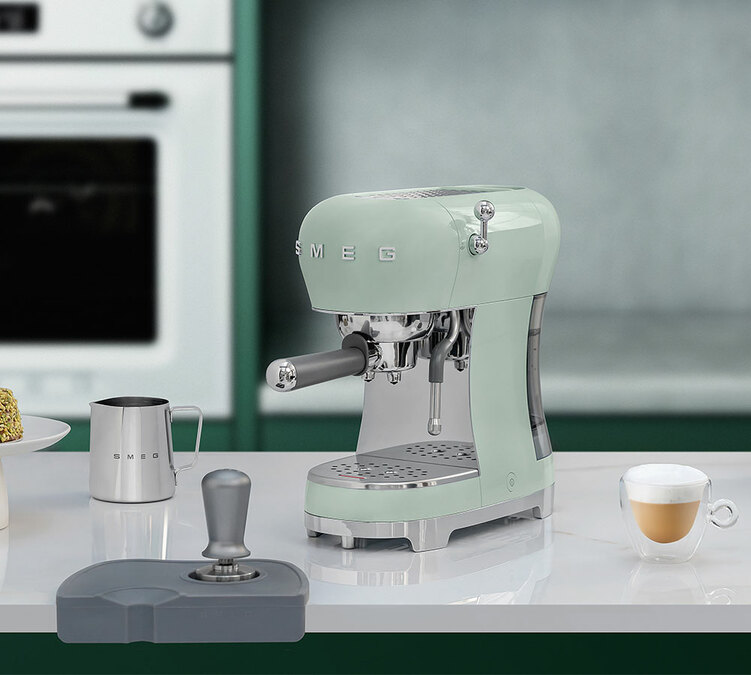 Machine à café expresso SMEG vert d'eau ECF02RDPGEU Années 50