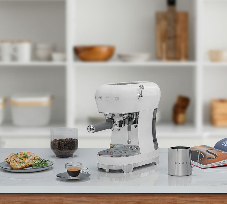 Machine à café expresso SMEG blanche ECF02WHEU Années 50