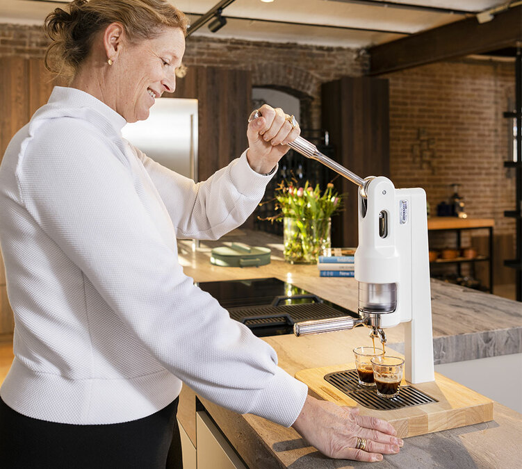 Machine expresso à levier SUPERKOP blanche utilisation