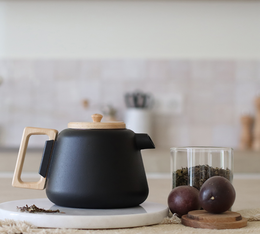 theiere ogo living noire en fonte couvercle bois viggo 1 litre