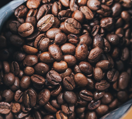 grains de café torréfiés foncés rappelant un café italien