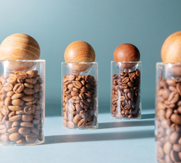 boites hermetiques en verre contenant plusieurs varietes de cafes en grain