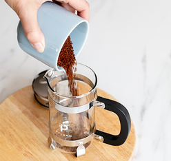 cafe verse dans la cafetiere cali