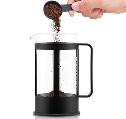 cafe moulu verse dans la carafe de la cafetiere