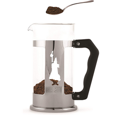 cafe verse dans la cafetiere a piston bialetti preziosa