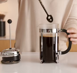 preparation du cafe avec la java noire de bodum