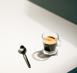 Espresso barista ristretto de Kimbo servi dans sa tasse