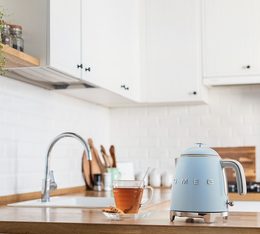 mini bouilloire bleu azur Smeg 