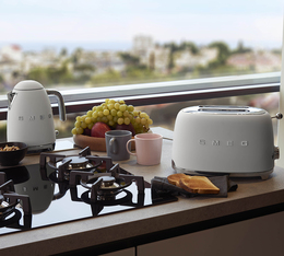 SMEG KLF03WHMEU bouilloire blanche 