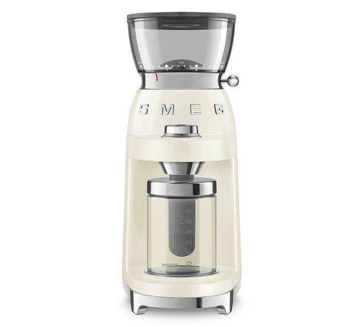 Μηχανή άλεσης καφέ SMEG CGF03, σε κρεμ χρώμα, σχέδιο της δεκαετίας του 1950.