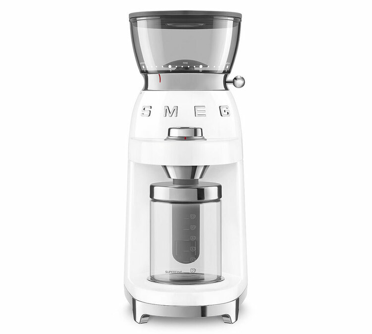 Кафина млинica SMEG CGF03, дизајн из 50-их, бела боја.