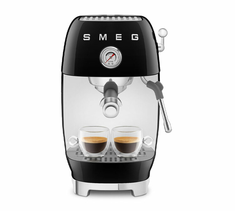 Μηχανή εσπρέσο SMEG ECF03BLEU, μαύρου χρώματος, με λειτουργία παρασκευής κρύου καφέ.