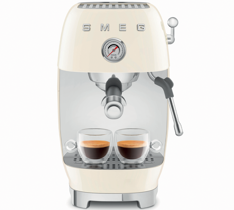 SMEG ECF03CREU Espressomaschine in der Farbe Creme mit Cold-Brew-Funktion.