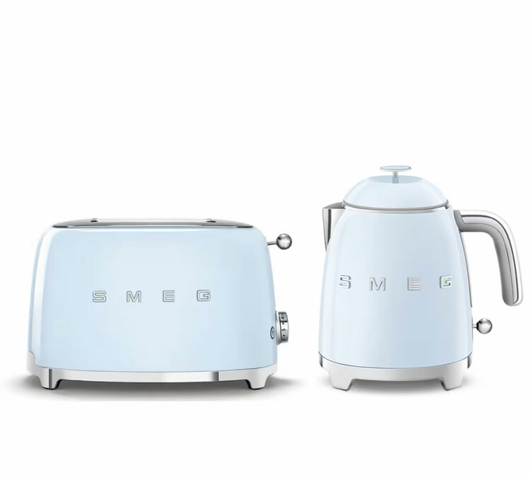SMEG ontbijtset bestaande uit een broodrooster TSF01PBEU en een waterkoker KLF05PBEU, in de kleur azuurblauw.