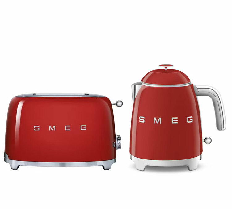 SMEG:in aamiaissetti, joka sisältää TSF01RDEU-leivänpaahtimen ja KLF05RDEU-vedenkeittimen, väri punainen.