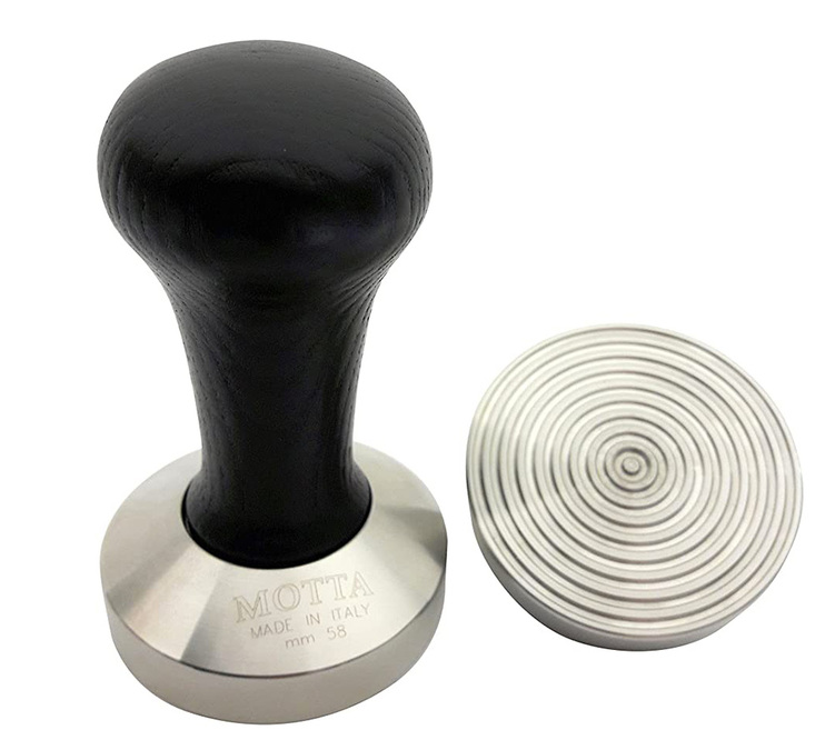 Tamper za kavu MOTTA, osnovni model, valoviti uzorak, promjer 58 mm, drška od crnog drva.