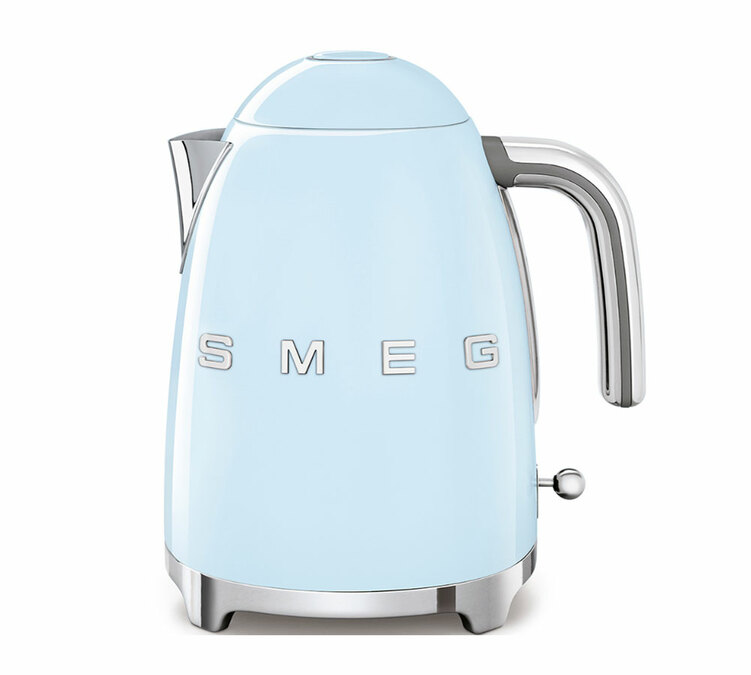 Czajnik SMEG KLF03PBEU, kolor niebieski – pojemność 1,7 l.