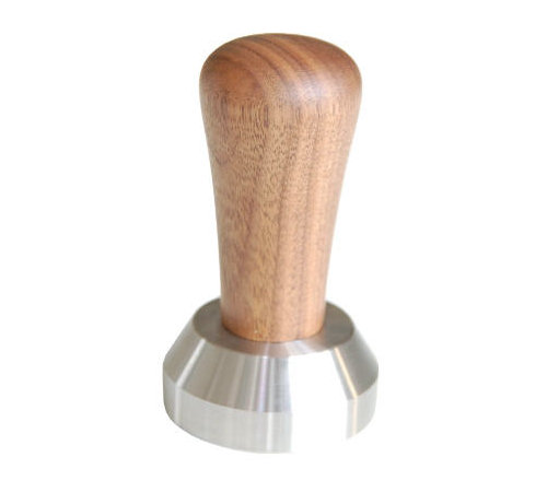 Tamper kávézóeszköz, JOE FREX, 58 mm, alumíniumból, rövid, mogyorófa nyéllel.